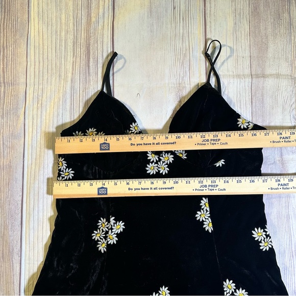 Urban Outfitters Ginger Velvet Daisy Embroidered
Black Velvet Corset Mini Dress - Picture 9 of 13